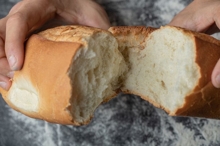 Salah satu makanan yang mudah berjamur adalah roti.