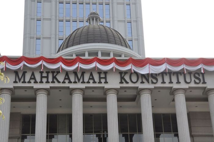 Salah satu lembaga yudikatif negara adalah Mahkamah Konstitusi (MK).