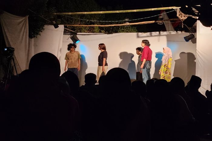 Salah satu tugas tim artistik dalam seni teater adalah sebagai penata properti.