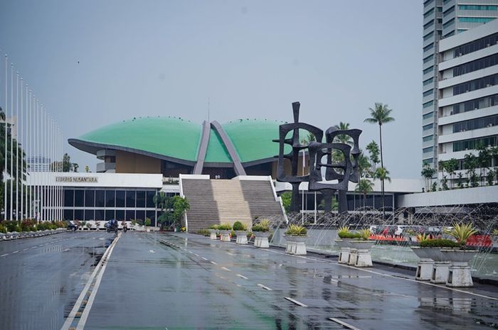 Reformasi lembaga negara termasuk salah satu contoh reformasi birokrasi di Indonesia setelah masa orde baru.