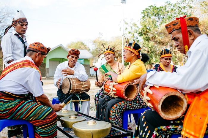 Seni dan ekspresi kreatif termasuk unsur-unsur kolaborasi budaya.