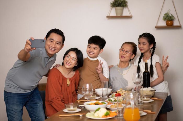 Menjaga kerukunan saat berkumpul dengan keluarga bisa dilakukan dengan beberapa tips.