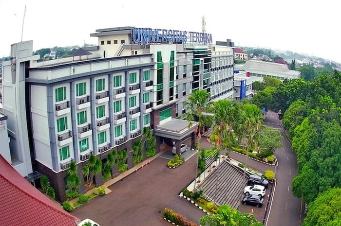 Biaya kuliah UT dibayarkan per semester.