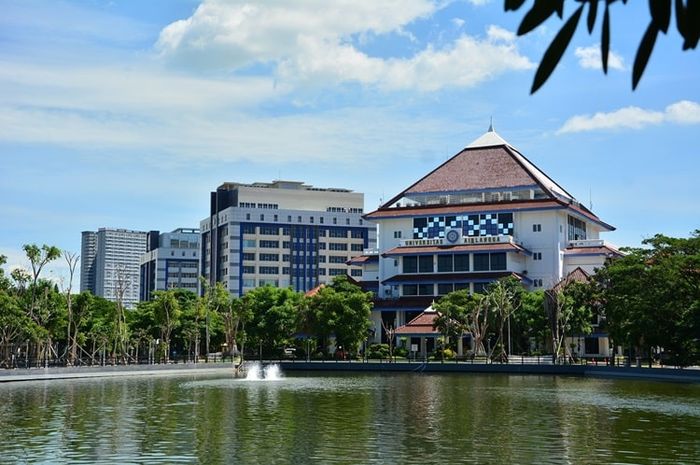 Universitas Airlangga masuk ke dalam salah satu kampus terbaik di Jawa Timur versi Webometrics 2023.
