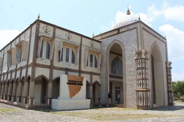 Kerajaan Samudera Pasai didirikan oleh Sultan Malik Al-Saleh di abad ke-13 Masehi.