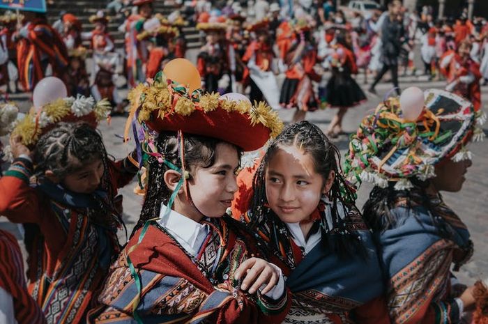 Promosi pertukaran budaya dilakukan antarbudaya dengan latar belakang berbeda.