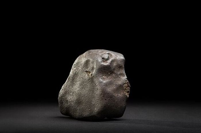 Berdasarkan komposisinya meteorit dapat dibedakan menjadi tiga kelompok.