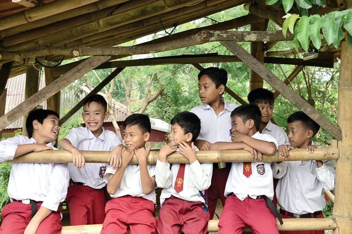 Pendidikan merupakan salah satu syarat integrasi sosial di masyarakat.