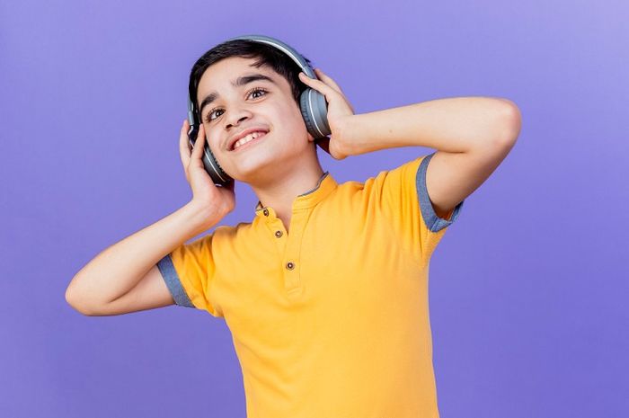 Mendengarkan musik sebaiknya tidak dilakukan dengan berlebihan.