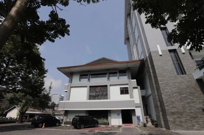 Jurusan hukum di UGM termasuk ke dalam rumpun Sosial-Humaniora.