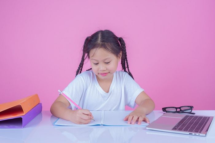 Pada buku Bahasa Indonesia Kelas VII Kurikulum Merdeka Bab 6, halaman 190, terdapat soal ungkapan santun dan baku.