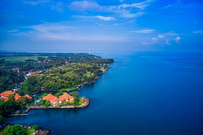 Indonesia memiliki sistem pertahanan dan keamanan di laut sesuai undang-undang yang berlaku.