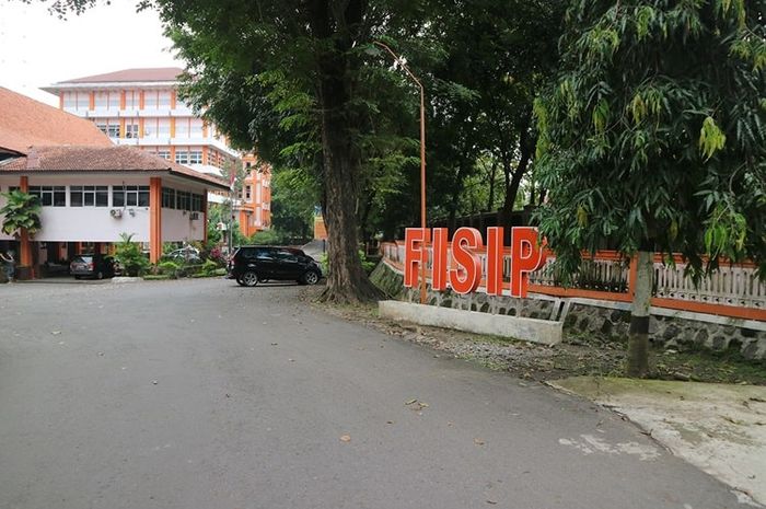 Biaya kuliah Fakultas Ilmu Sosial dan Politik UNS menerapkan sistem UKT.