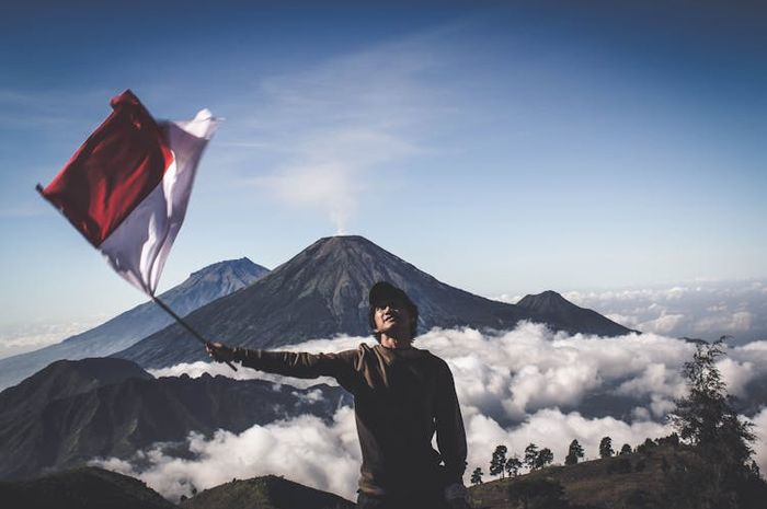 Sikap bangsa terhadap bangsa atau negara disebut dengan sikap nasionalisme.