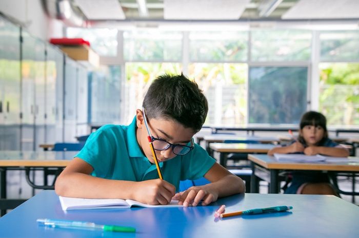 Pada buku Pendidikan Pancasila dan Kewarganegaraan Kelas IX Kurikulum Merdeka, halaman 46, terdapat soal uji kompetensi bab 2.