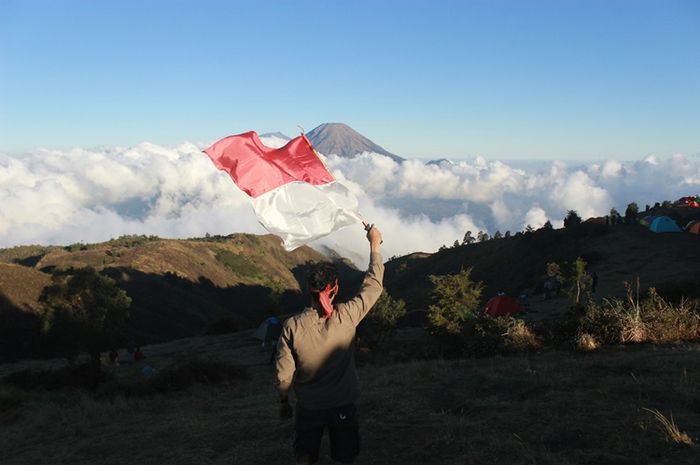 Membangun sikap nasionalisme dapat dilakukan dengan beberapa cara.