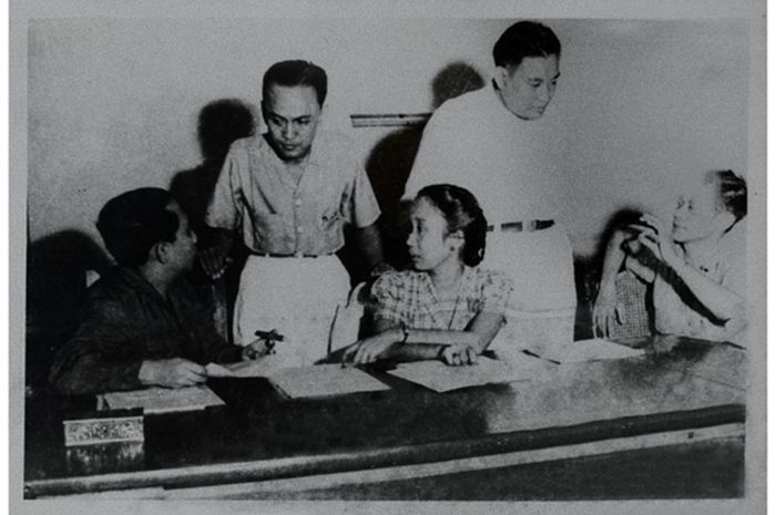 Maria Ulfah termasuk salah satu tokoh perempuan yang berperan dalam perumusan UUD.