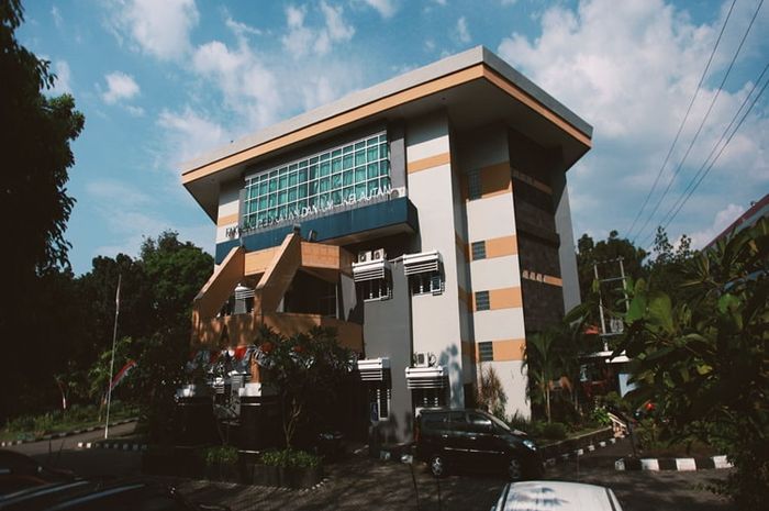 Biaya kuliah di Fakultas Perikanan dan Ilmu Kelautan Undip menggunakan sistem UKT.