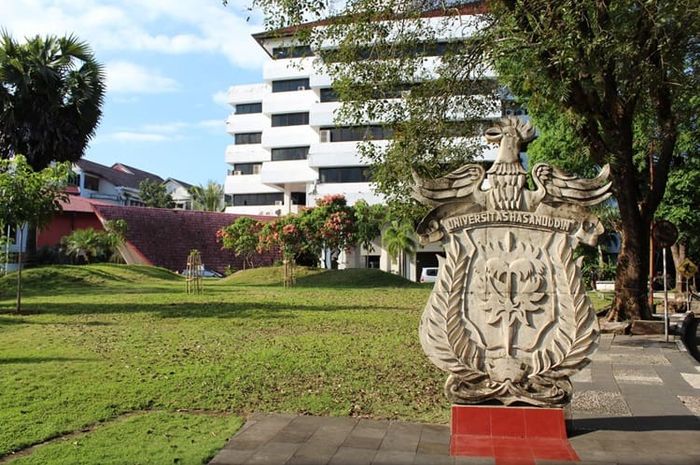 Universitas Hasanuddin menerapkan sistem UKT untuk biaya kuliahnya.