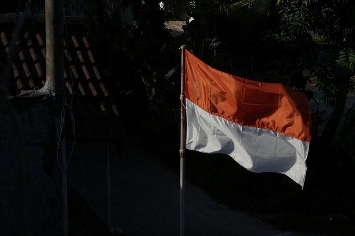 Nasionalisme adalah rasa cinta dan bangga terhadap bangsa dan negara sendiri. 