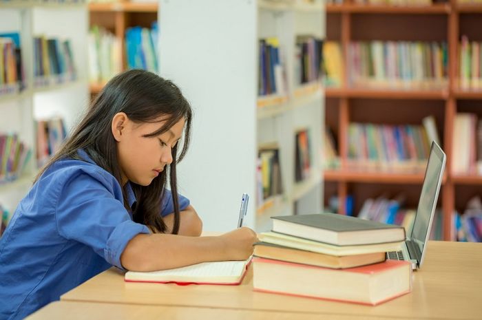 Pada buku Bahasa Inggris Kelas IX Kurikulum Merdeka, halaman 200,  terdapat soal Worksheet 3.24.