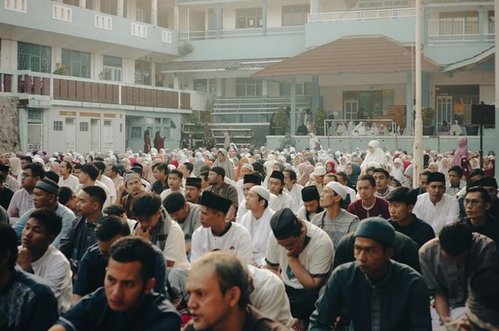 Pagi hari saat Hari Raya Idulfitri, seluruh umat Islam akan melaksanakan salat Idulfitri.