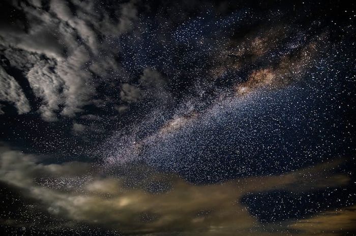 Milky way memang terdiri dari banyak bintang-bintang di angkasa.