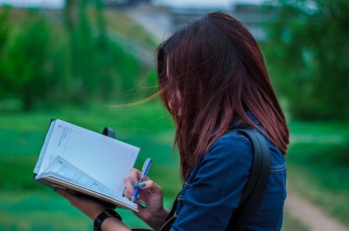Teks argumentasi adalah jenis teks yang ditulis untuk membuktikan kebenaran suatu pendapat dengan disertai data dan fakta yang akurat.