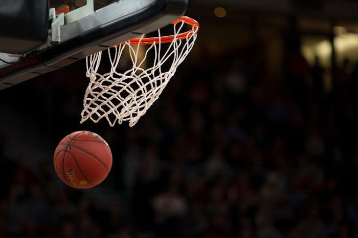'Lay up shoot' adalah salah satu teknik menembak dalam permainan bola basket.