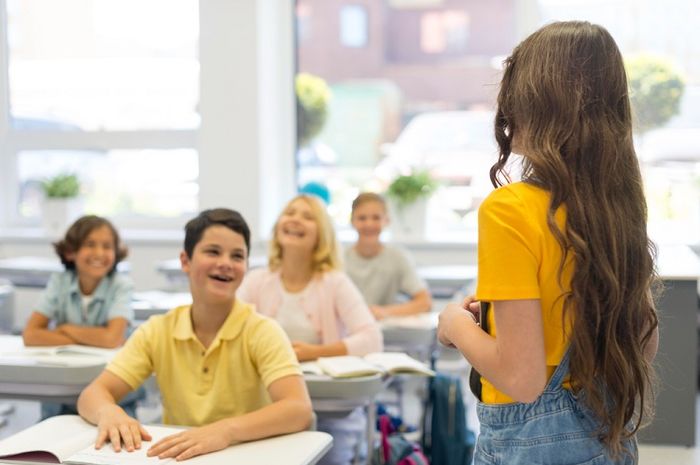 Memperkenalkan diri dalam dalam bahasa Inggris disebut dengan 'introducing yourself'.