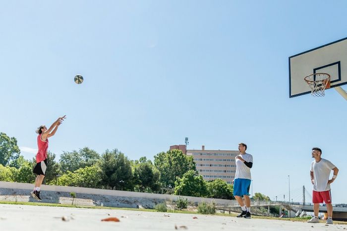 Melempar bola basket melalui atas kepala disebut juga dengan overhead pass.