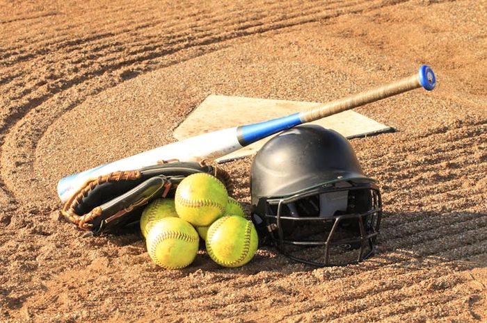 'Softball' merupakan jenis olahraga bola kecil yang memiliki lapangan berbentuk bujur sangkar.