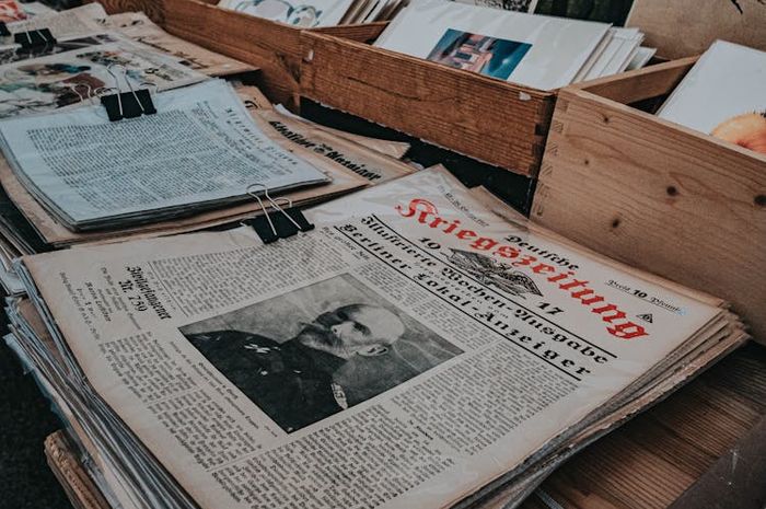 Sejarah adalah ilmu yang mempelajari peristiwa, orang, negara, atau kehidupan yang terjadi pada masa lalu.