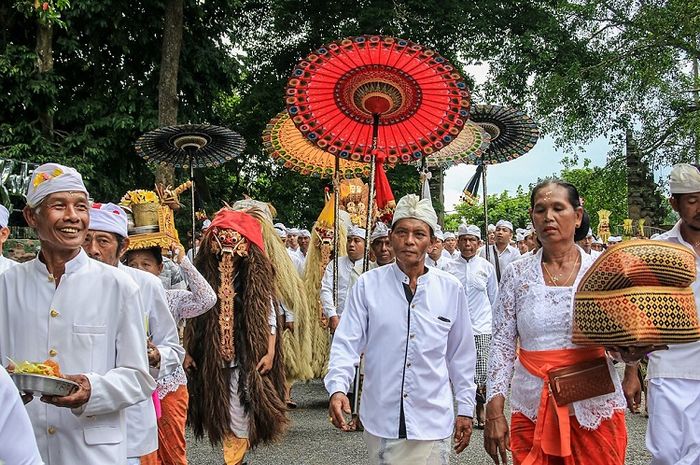 Tradisi lokal adalah warisan budaya yang mencerminkan nilai-nilai, sejarah, dan identitas suatu daerah. 