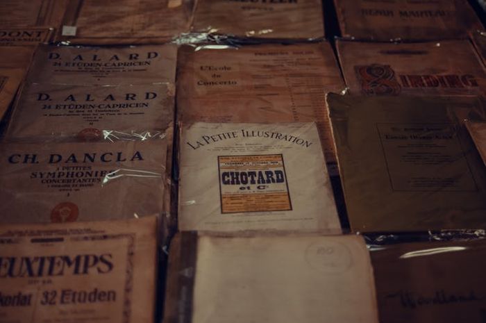 Dalam mempelajari sejarah, terdapat istilah kronologis.