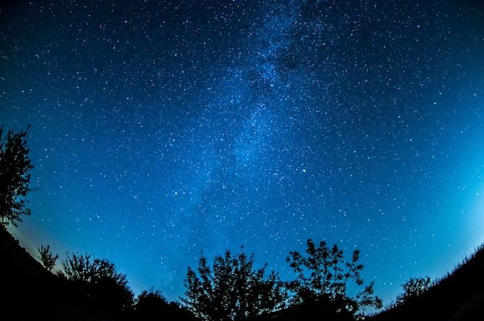 Fenomena langit merupakan peristiwa astronomi yang akan menghiasi langit.