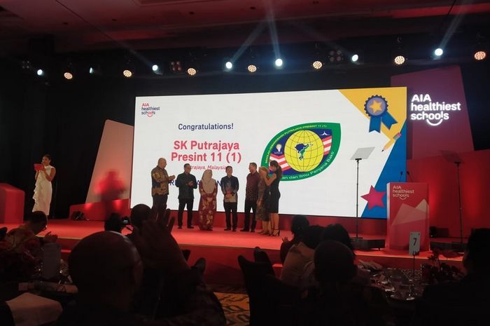 Penyerahan hadiah pemenang AIA Healthiest Schools Competition di tingkat regional.