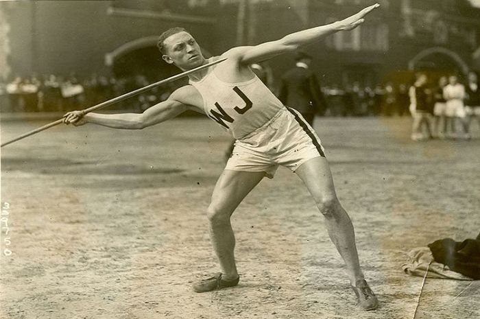 Olahraga lempar lembing dalam bahasa Inggris disebut dengan 'javelin throw'.