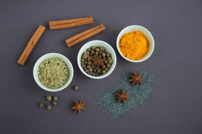 Bumbu dan rempah sering digunakan dalam sebuah masakan.