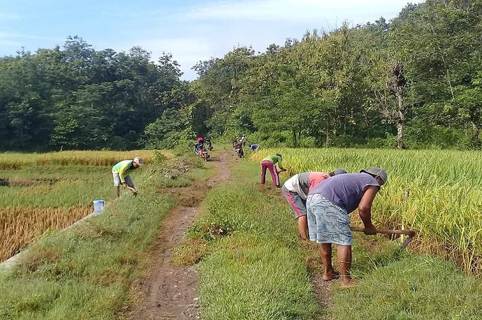 Gotong royong sudah ada sejak zaman dahulu dan menjadi kepribadian bangsa Indonesia.