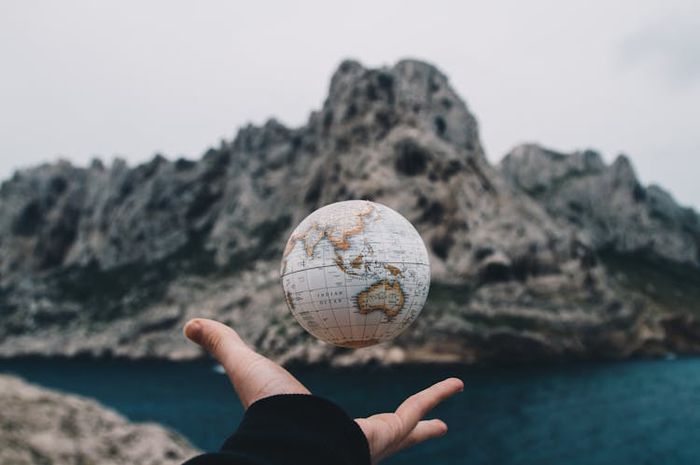 Keuntungan letak Indonesia secara geografis adalah berada di jalur pelayaran dan perdagangan negara-negara di dunia.