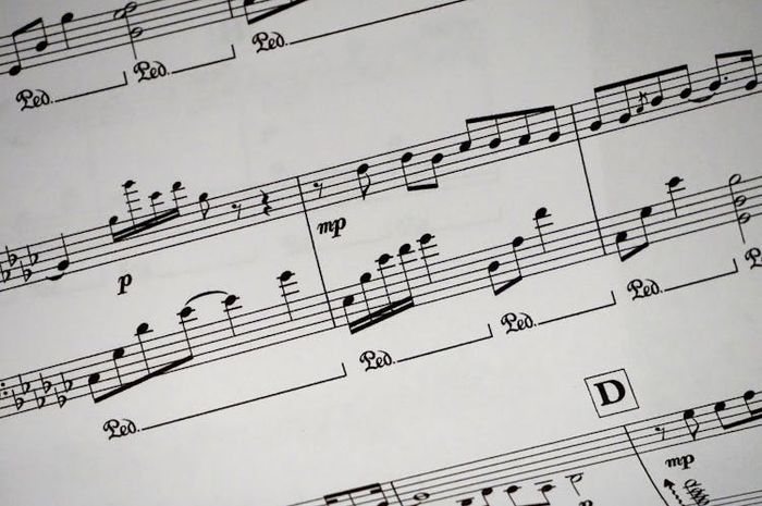 Musik merupakan salah satu bentuk kebutuhan ekspresif manusia yang digunakan untuk mengekspresikan gagasan atau ide melalui bunyi-bunyi.