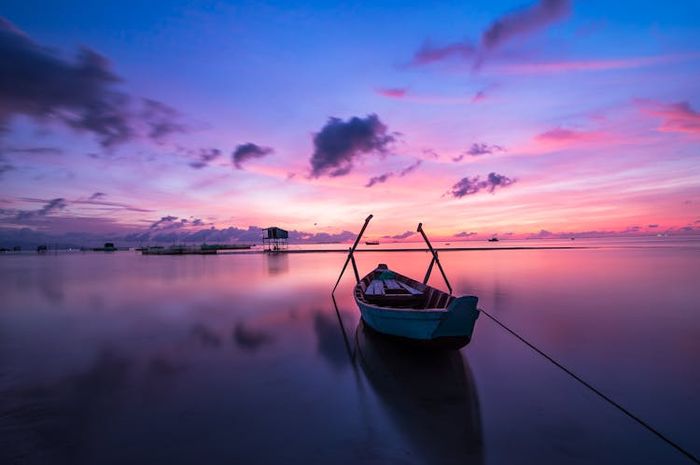 Kelautan berkelanjutan adalah konsep yang menekankan pentingnya menjaga ekosistem laut agar tetap seimbang dan dapat memenuhi kebutuhan manusia tanpa merusak lingkungan.