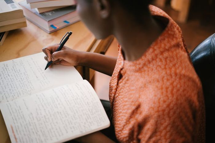 Salah satu jenis sumber bacaan yang dapat digunakan dalam meyampaikan kritik sosial adalah berita. 