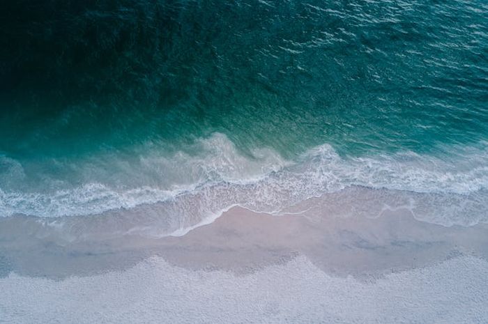 Ambalat merupakan blok laut dengan luas 15.235 kilometer persegi yang terletak di Selat Makassar.