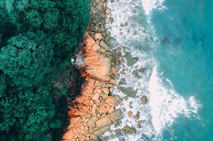 Ambalat merupakan blok laut dengan luas 15.235 kilometer persegi yang berada di Selat Makassar.