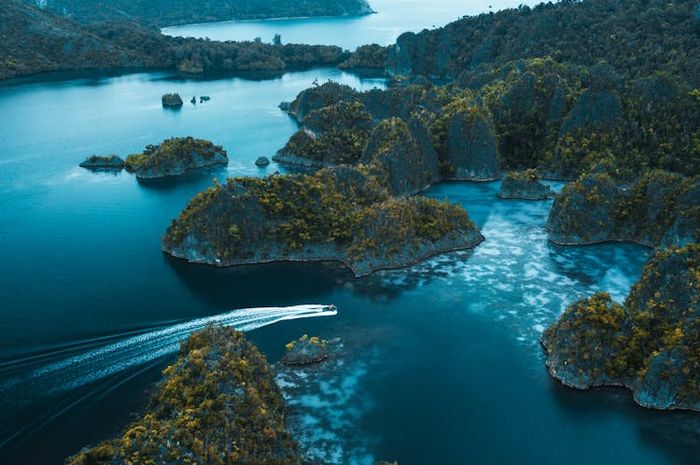 Batas wilayah Indonesia diatur oleh berbagai regulasi nasional dan internasional yang menetapkan area kedaulatan Republik Indonesia. 