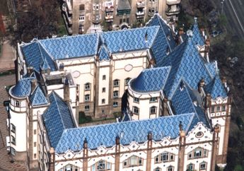 Cantiknya Atap Bangunan Kota Budapest yang Dihiasi Keramik Warna-Warni