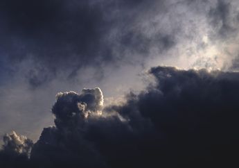 Air Hujan Tidak Berwarna, Tapi Mengapa Awan Mendung Berwarna Gelap?