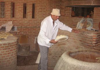 Pembuat Roti Tradisional Ini Harus Masuk ke Oven untuk Memanggang Roti